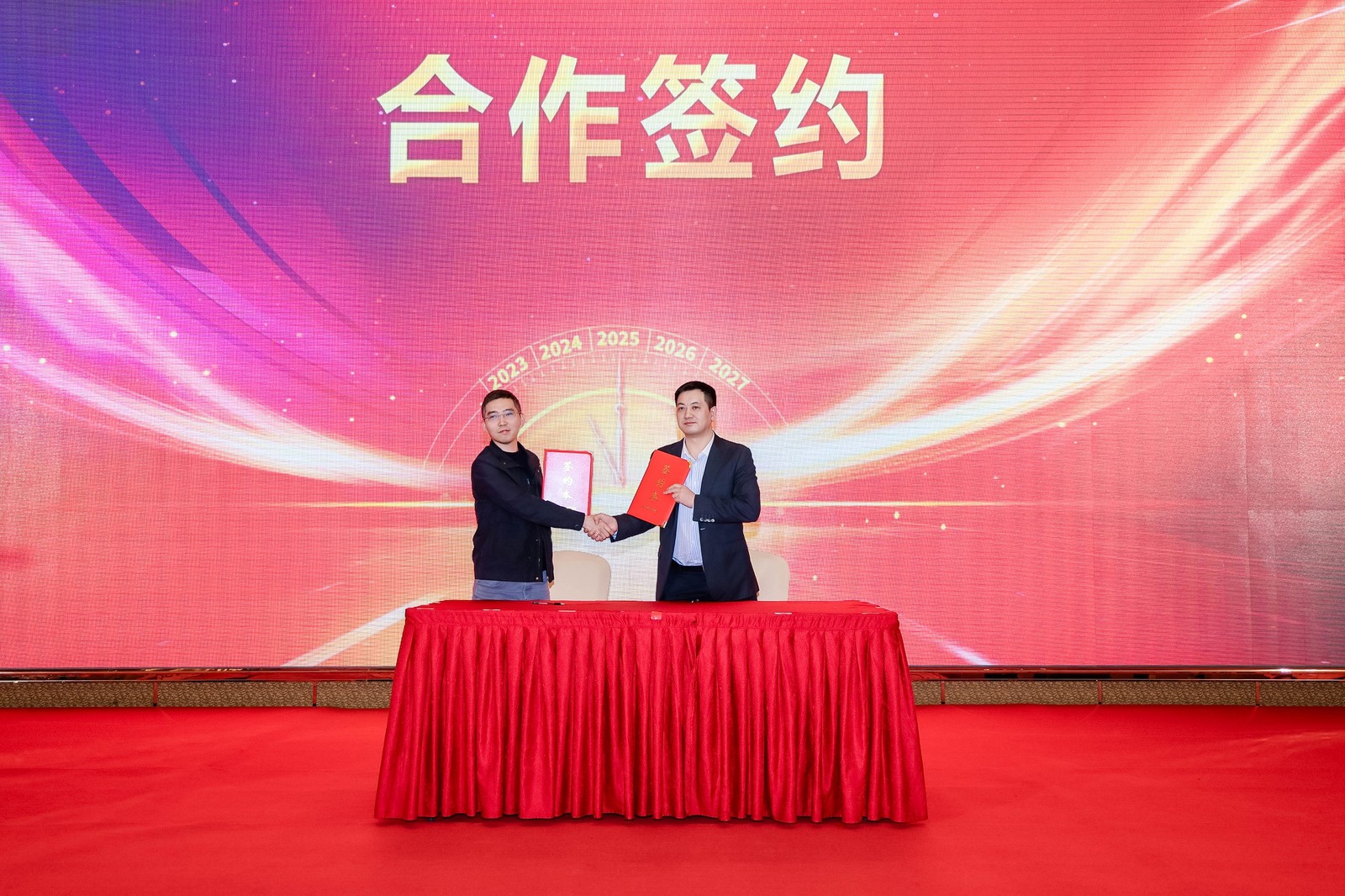 合作签约仪式（左张则超；右刘建国）.jpg
